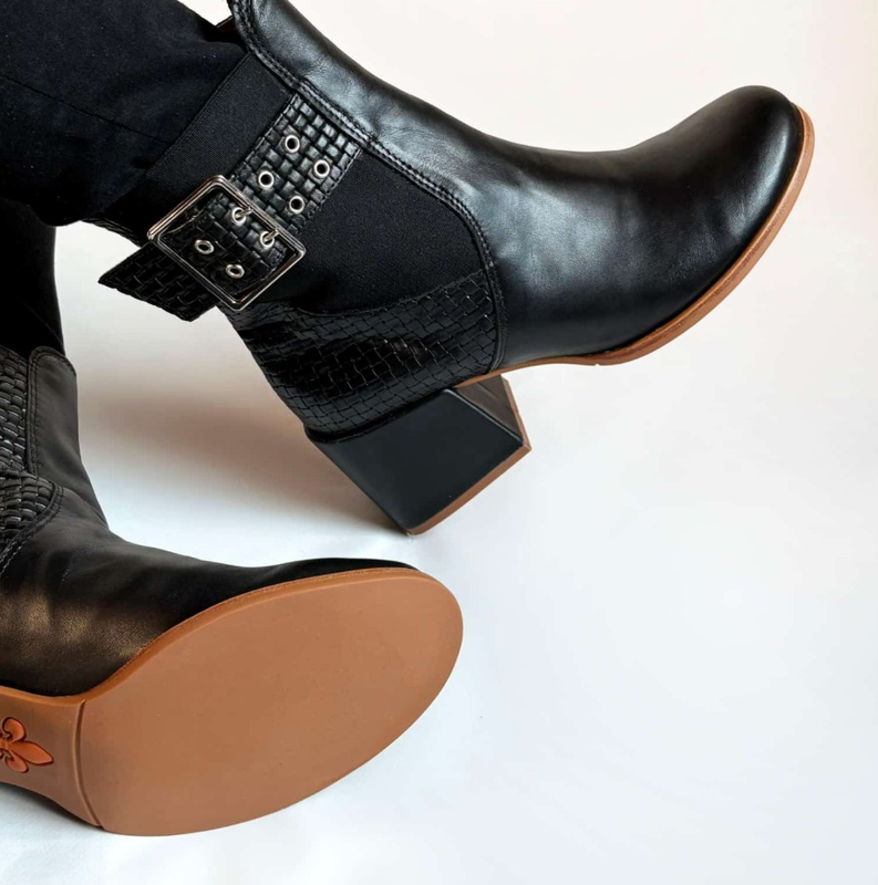 Bota urbana negra con hebilla