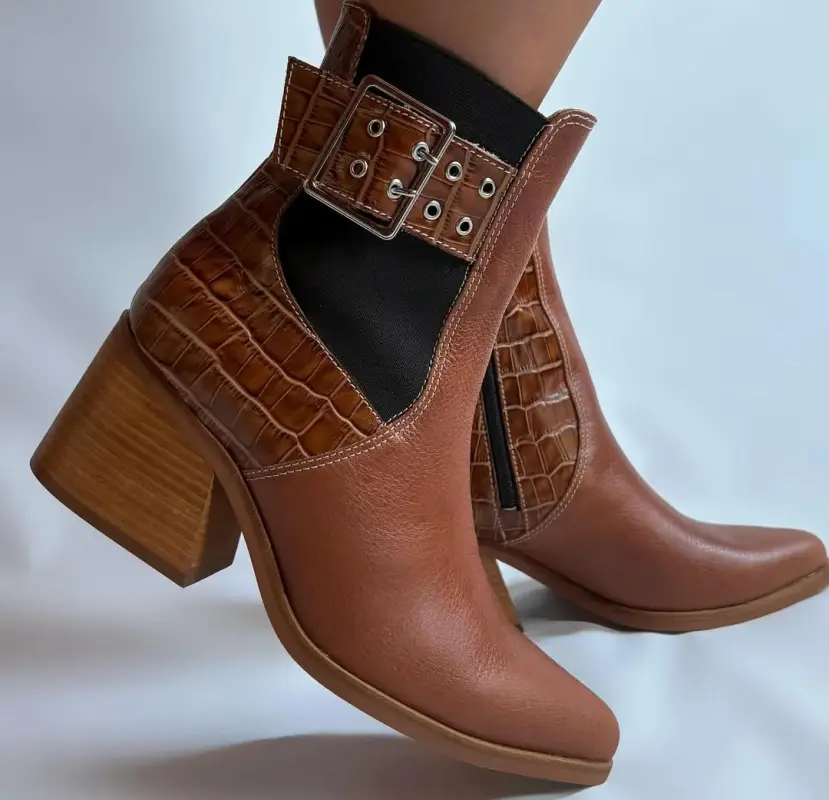 Bota urbana marron con hebilla