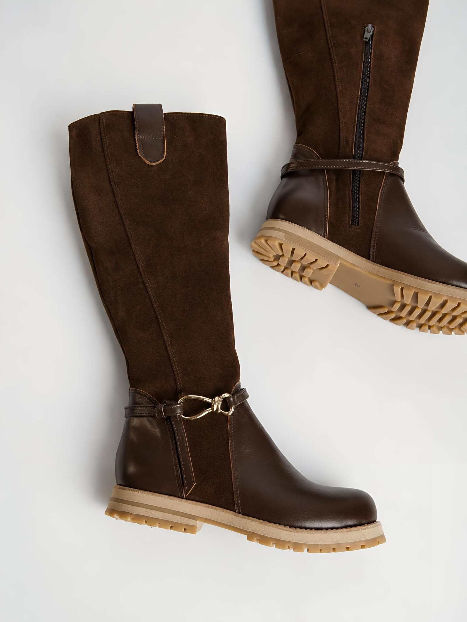 Bota larga chocolate con hebilla y suela tractor