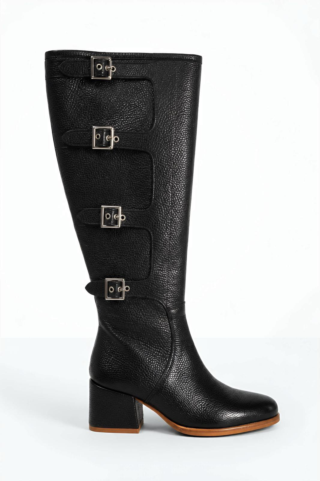 Bota larga negra con hebillas plateadas
